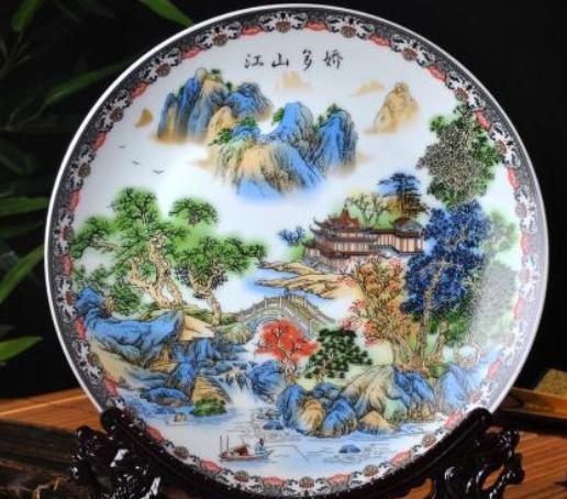 客廳擺件中,為什么景德鎮(zhèn)瓷器深得人心 其中講究,不妨來看看